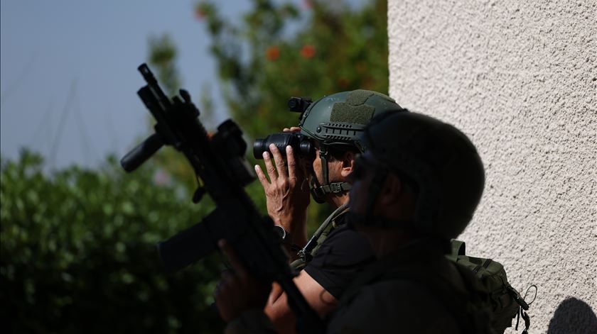 Israel e Líbano acordam "implementar um cessar-fogo"