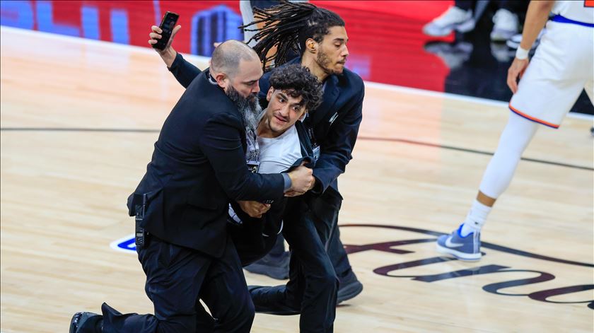 Banido para sempre adepto que invadiu jogo da NBA para tirar "selfie"