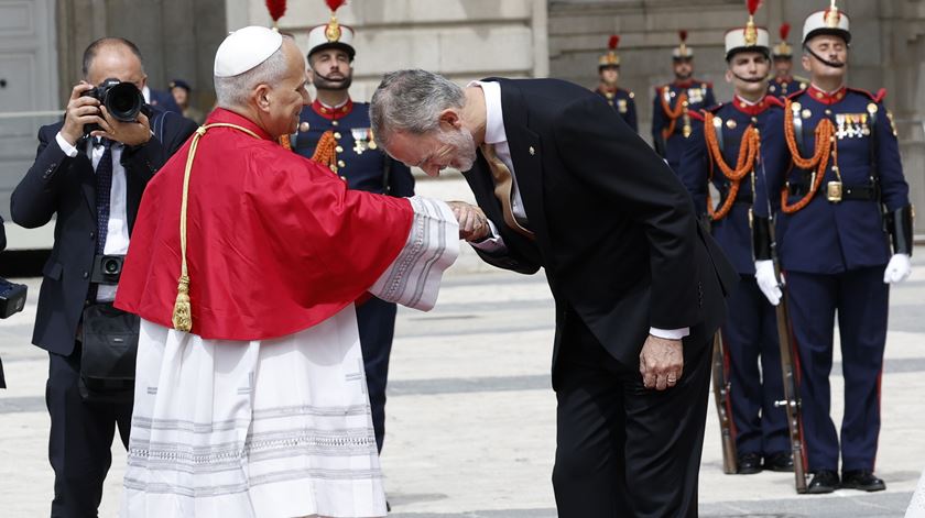 Papa recebido pelos Reis de Espanha. Veja o vídeo da cerimónia de boas-vindas Papa recebido pelos Reis de Espanha. Veja o vídeo da cerimónia de boas-vindas