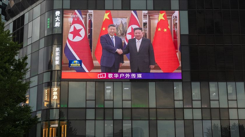 Xi leva mensagem de lealdade política a Pyongyang