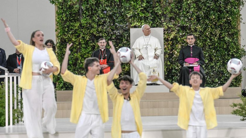 Papa Leão XIV durante encontro com comunidade diocesana no Estádio Santiago Bernabéu, em Madrid. Foto: Ciro Fusco/EPA