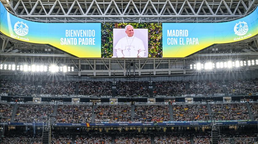 Papa Leão XIV durante encontro com comunidade diocesana no Estádio Santiago Bernabéu, em Madrid. Foto: Ciro Fusco/EPA