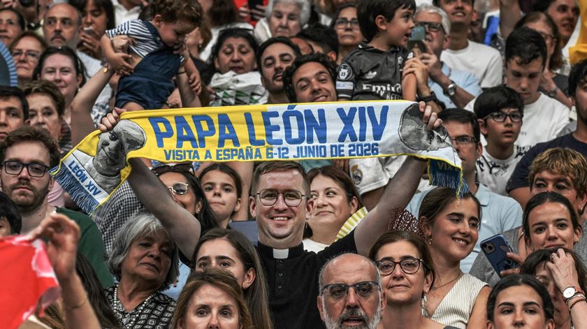 Papa Leão XIV durante encontro com comunidade diocesana no Estádio Santiago Bernabéu, em Madrid. Foto: Ciro Fusco/EPA