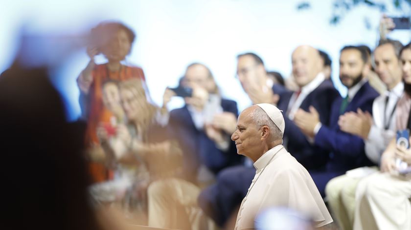 Papa Leão XIV encontra-se com voluntários que trabalharam nos diversos eventos presididos pelo Papa em Madrid, Espanha. Foto: Javier Lizon / Pool/EPA