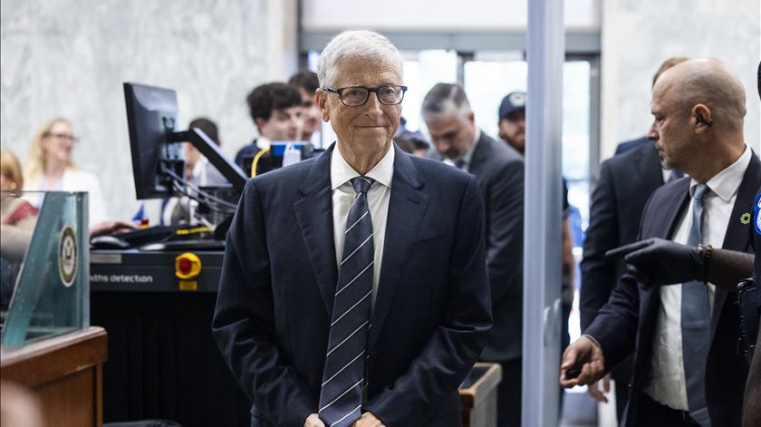 Gates nega relação pessoal com Jeffrey Epstein em depoimento ao Congresso