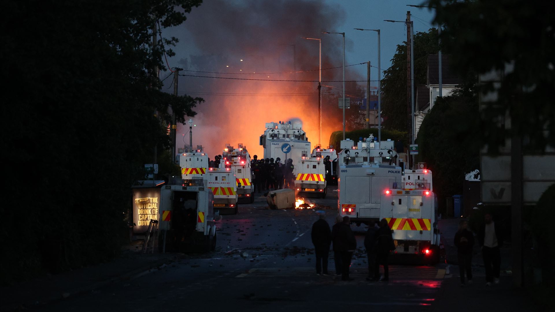 Ferro e fogo. Segunda noite de violência contra im