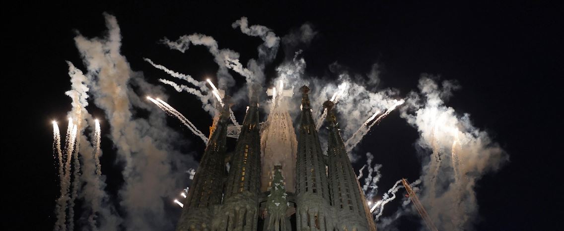 Monumento de fé e febre do Mundial. Veja as fotos da semana