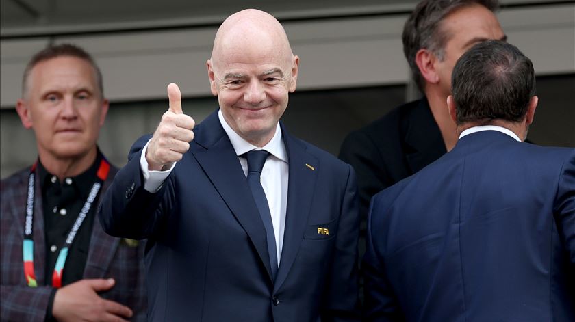 Infantino criticado por usar jato privado para assistir a mais do que um jogo do Mundial por dia