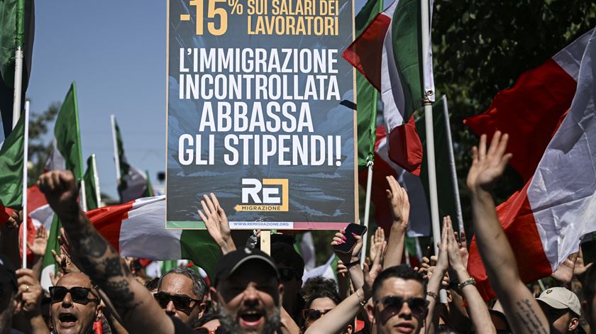 Milhares marcham em Roma em manifestações contra e a favor da imigração
