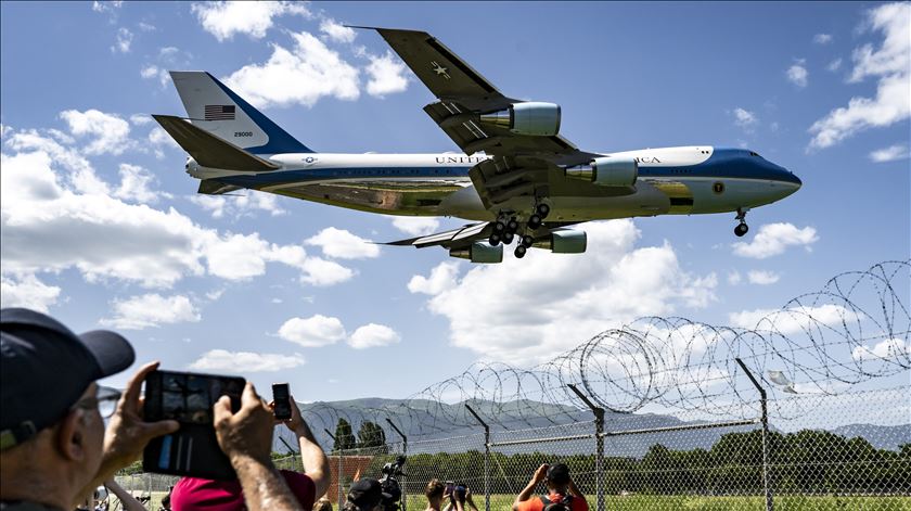 Trump volta a utilizar antigo Air Force One e deixa em terra avião oferecido pelo Qatar