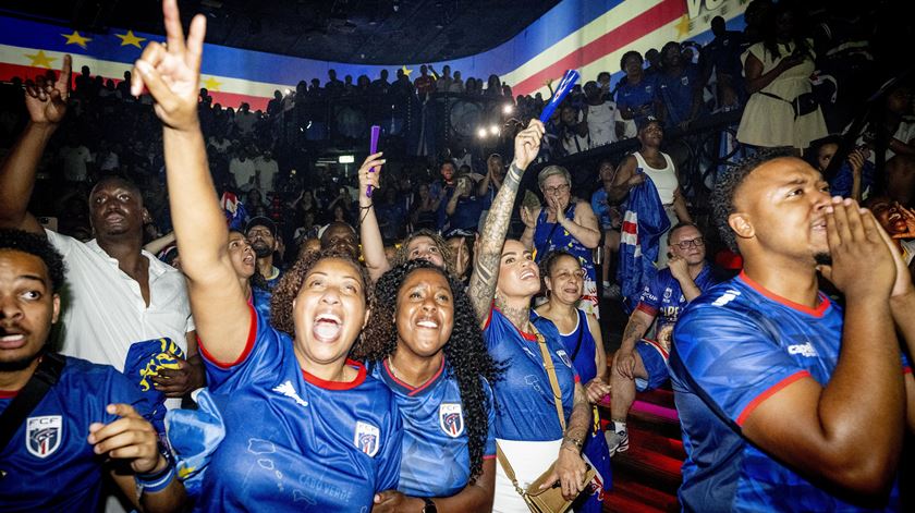 “Agora o nome de Cabo Verde está espalhado no mundo”. Fãs celebram primeiros golos no Mundial “Agora o nome de Cabo Verde está espalhado no mundo”. Fãs celebram primeiros golos no Mundial