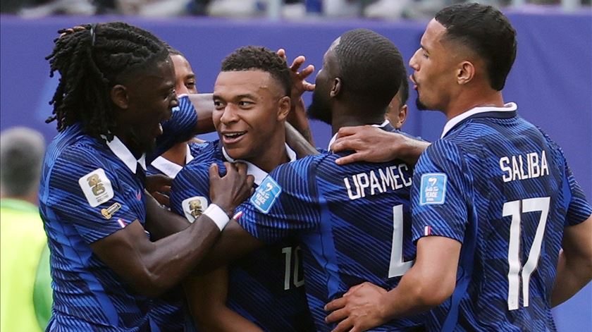 Bis de Mbappé e mau tempo: França vence Iraque e assegura passagem aos 16avos