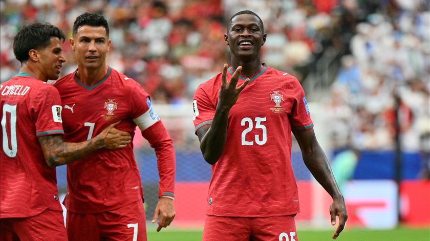 Ronaldo, Nuno Mendes, autogolo e Rafael Leão: ouça o relato dos cinco golos de Portugal contra o Uzbequistão Ronaldo, Nuno Mendes, autogolo e Rafael Leão: ouça o relato dos cinco golos de Portugal contra o Uzbequistão