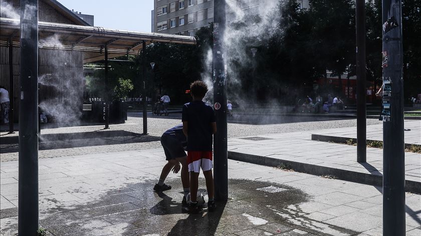 França regista 2.025 mortes em excesso durante pico da vaga de calor França regista 2.025 mortes em excesso durante pico da vaga de calor