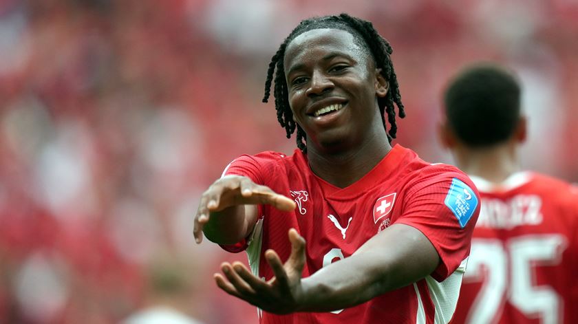 Lesão de Manzambi trava aspirações da Suíça no Mundial. Quem é o médio que está nas bocas do mundo? Lesão de Manzambi trava aspirações da Suíça no Mundial. Quem é o médio que está nas bocas do mundo?