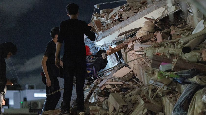 Sismos "devastadores" abalam Venezuela. Pelo menos 164 mortos confirmados, número pode aumentar