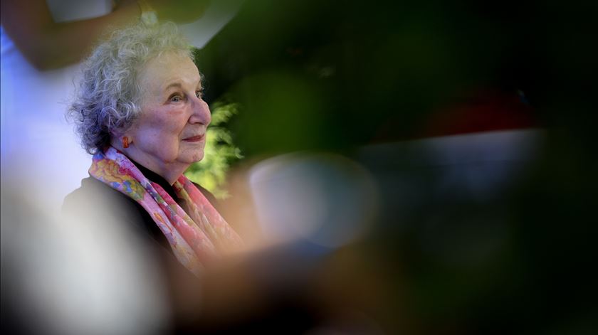 Margaret Atwood: “O que está a acontecer nos EUA é um prelúdio para a ditadura” Margaret Atwood: “O que está a acontecer nos EUA é um prelúdio para a ditadura”