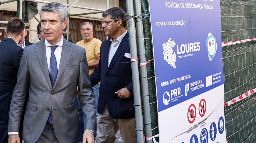 Carneiro critica "manobras ideológicas" do Governo com o Chega