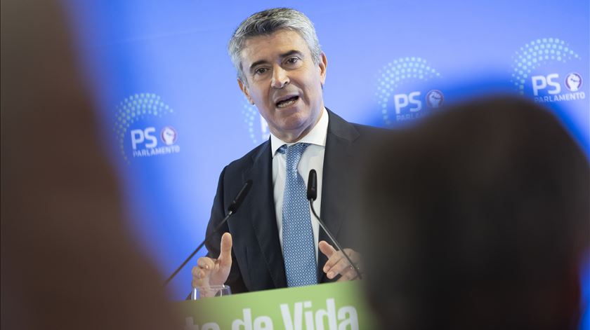 Carneiro exige que Montenegro peça desculpa por situação dos exames Carneiro exige que Montenegro peça desculpa por situação dos exames