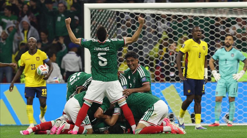 México vence Equador e segue em frente no Mundial