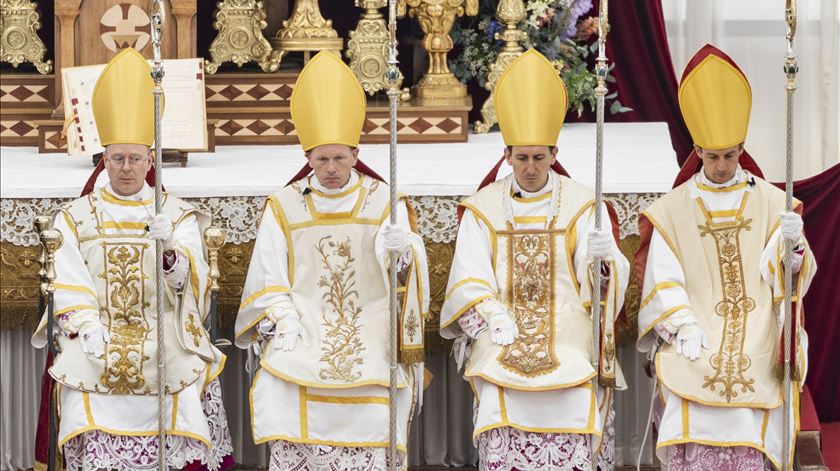Fraternidade São Pio X ordena novos bispos à revelia do Vaticano. Fotos: Cyril Zingaro/EPA Fraternidade São Pio X ordena novos bispos à revelia do Vaticano. Fotos: Cyril Zingaro/EPA
