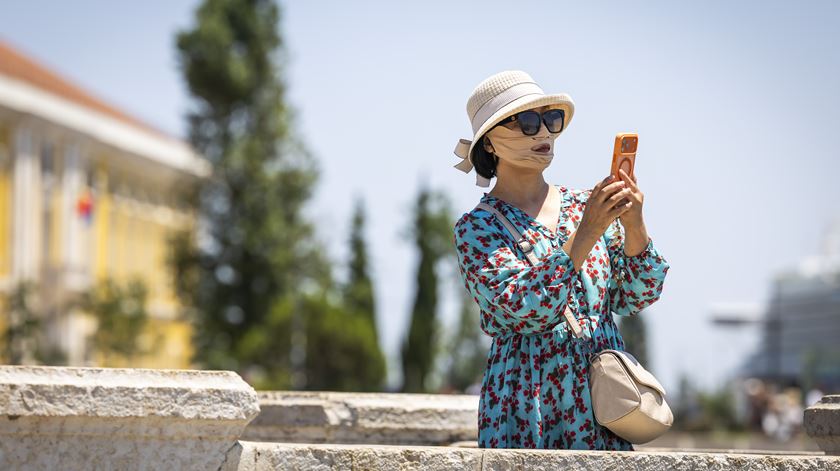 Mais estrangeiros e mais interessados no interior. Guerra faz subir turismo em Portugal