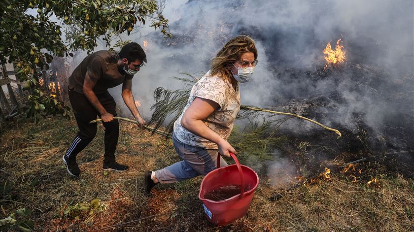 Vouzela prepara-se para mais uma noite difícil. Incêndio continua "extremamente complexo"
