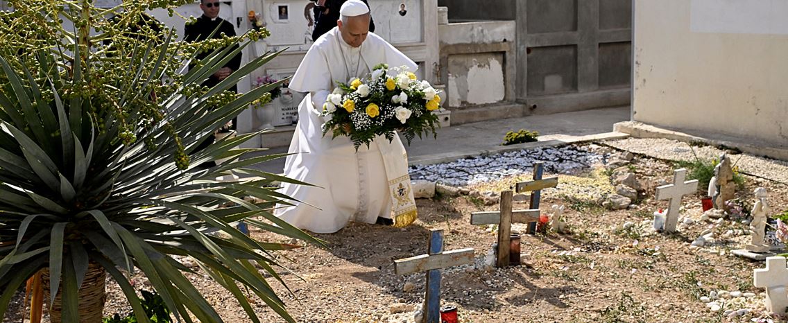 Papa em Lampedusa: "Os mortos neste mar são vítimas tanto das decisões tomadas como das decisões que faltaram"