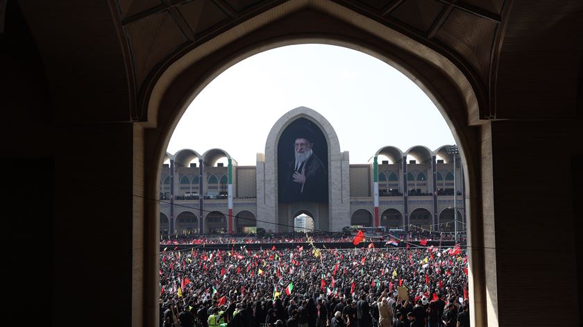 Líder supremo do Irão falta ao funeral de Ali Khamenei