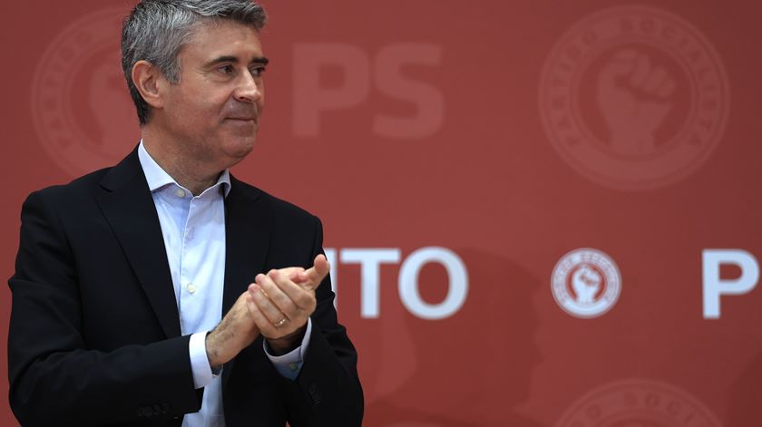 Incêndios. Carneiro critica ausência de Montenegro para assistir ao Mundial