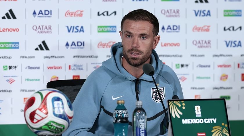 Jogador da Inglaterra cai ao celebrar vitória e sofre lesão grave no pulso Jogador da Inglaterra cai ao celebrar vitória e sofre lesão grave no pulso