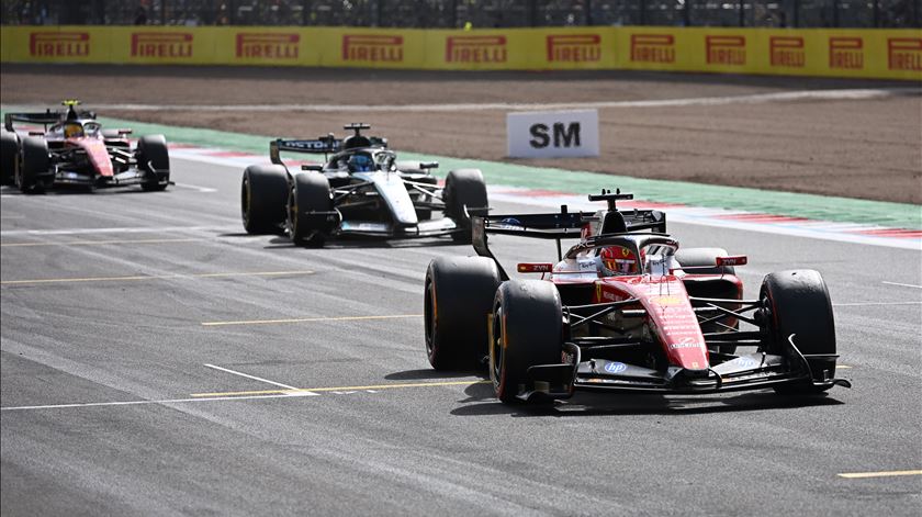 Leclerc vence em Silverstone corrida que termina com "safety car" Leclerc vence em Silverstone corrida que termina com "safety car"