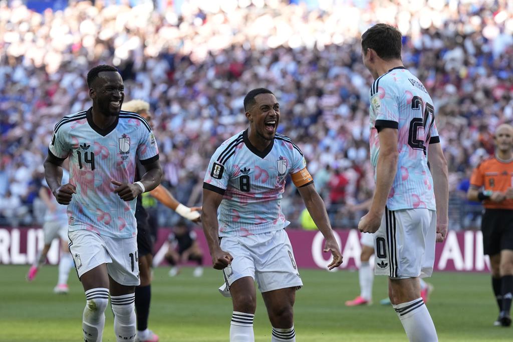 Dodi Lukebakio, Youri Tielemans e Hans Vanaken celebram golo da Bélgica. Foto: Stephen Brashear/EPA Dodi Lukebakio, Youri Tielemans e Hans Vanaken celebram golo da Bélgica. Foto: Stephen Brashear/EPA