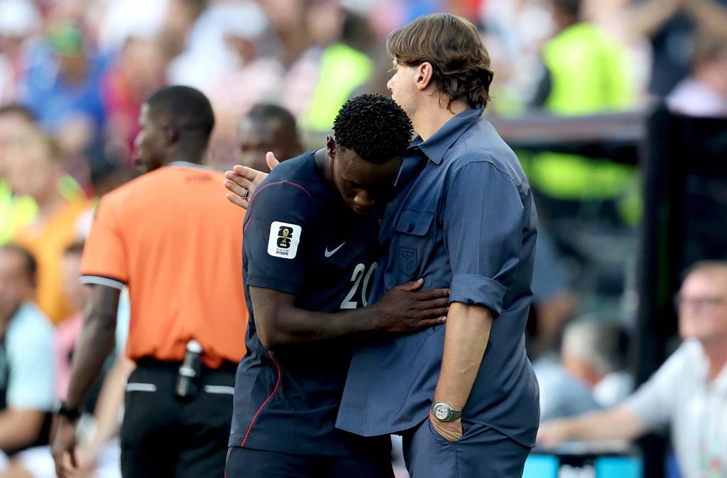 Folarin Balogun abraça Mauricio Pochettino. Foto: Christopher Torres/EPA Folarin Balogun abraça Mauricio Pochettino. Foto: Christopher Torres/EPA