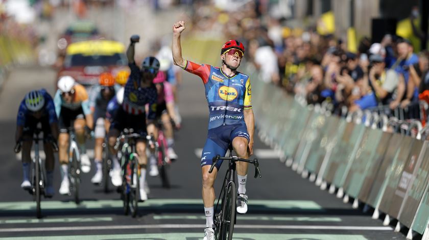 Pogacar entrega a amarela. Pedersen vence etapa, Traeen é o novo líder do Tour