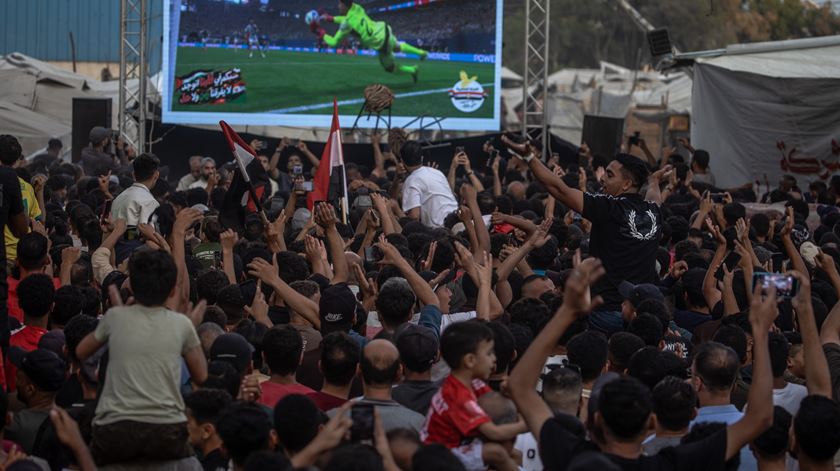 Entre as ruínas de Gaza, os palestinianos apoiaram o Egito contra a Argentina de Messi (vídeo)