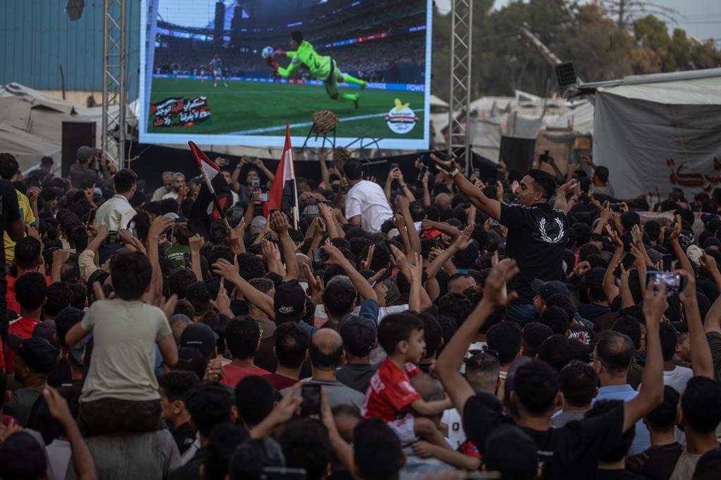 Entre as ruínas de Gaza, os palestinianos apoiaram o Egito contra a Argentina de Messi (vídeo)