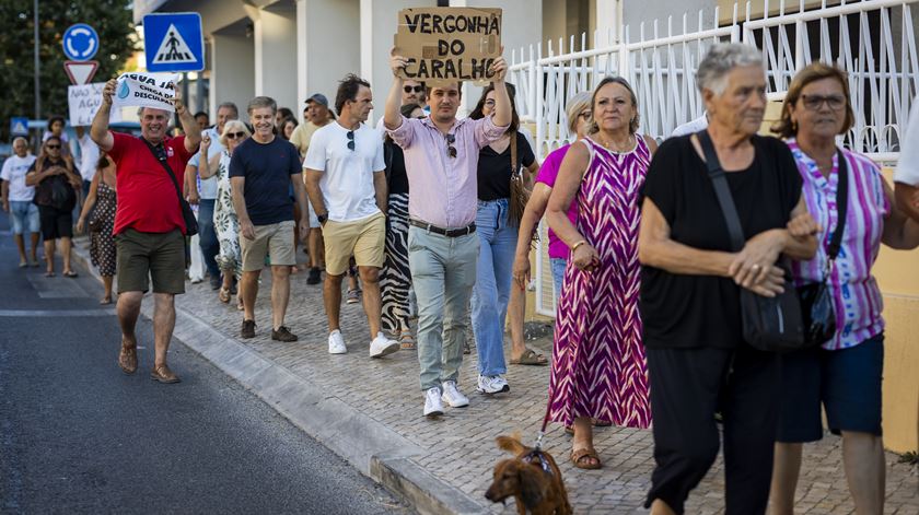 Cordão humano silencioso pela resolução urgente da falta de água na Costa da Caparica. Foto: José Sena Goulão/Lusa