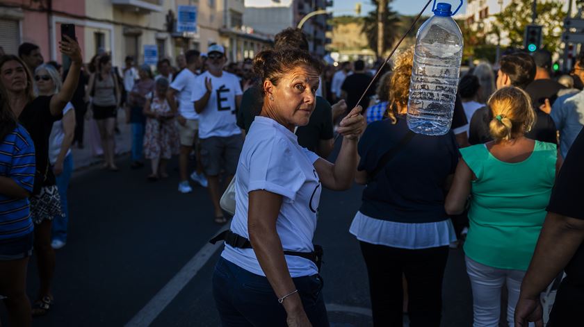 Cordão humano silencioso pela resolução urgente da falta de água na Costa da Caparica. Foto: José Sena Goulão/Lusa