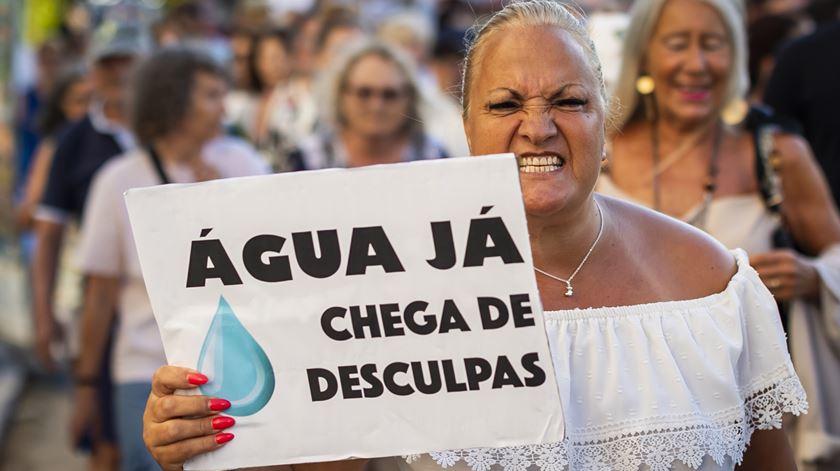 Cordão humano silencioso pela resolução urgente da falta de água na Costa da Caparica. Foto: José Sena Goulão/Lusa