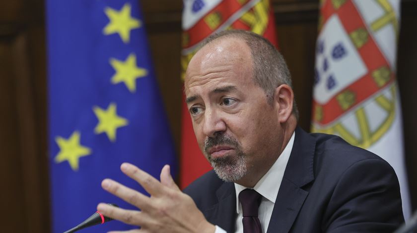 Álvaro Santos Pereira lamenta ter sido imprevidente ao comprar ações quando já era governador