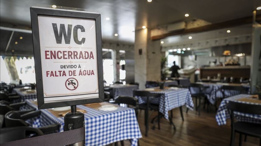 Água da torneira em Almada poderá ter aspeto esbranquiçado, avisa regulador