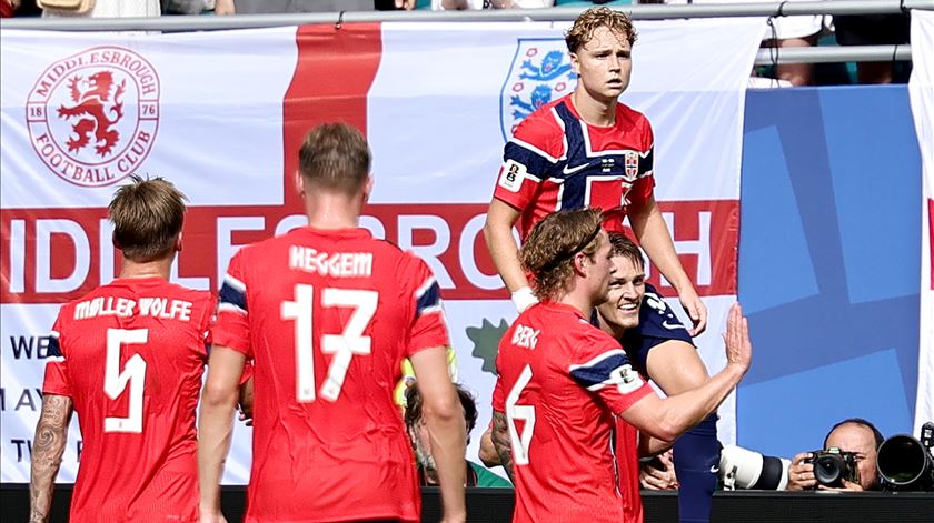 Golo de Schjelderup não chegou. Inglaterra nas meias-finais