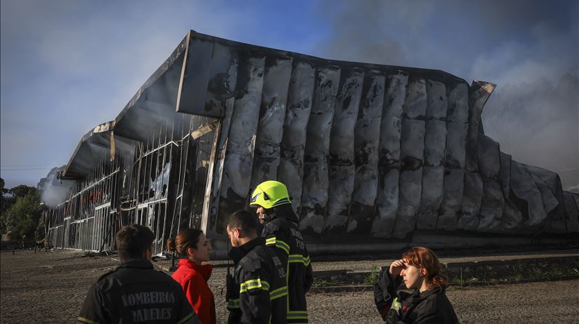 Incêndio destruiu 10 armazéns em Paredes. Prejuízos estão a ser apurados