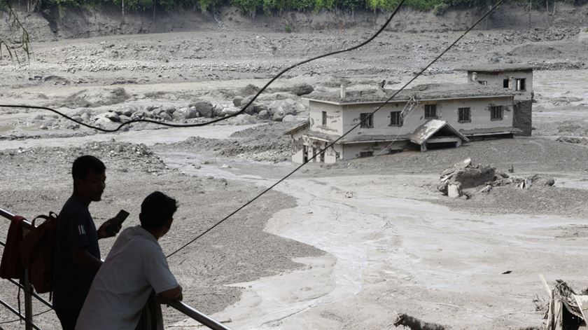 Sismo, avalanche e cheias. Vídeo mostra destruição no Nepal