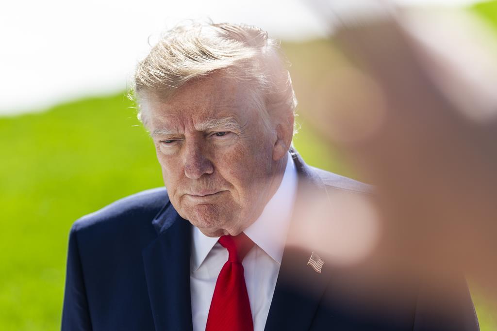 Trump volta a instar Zelensky a fechar um acordo de paz com Putin ...