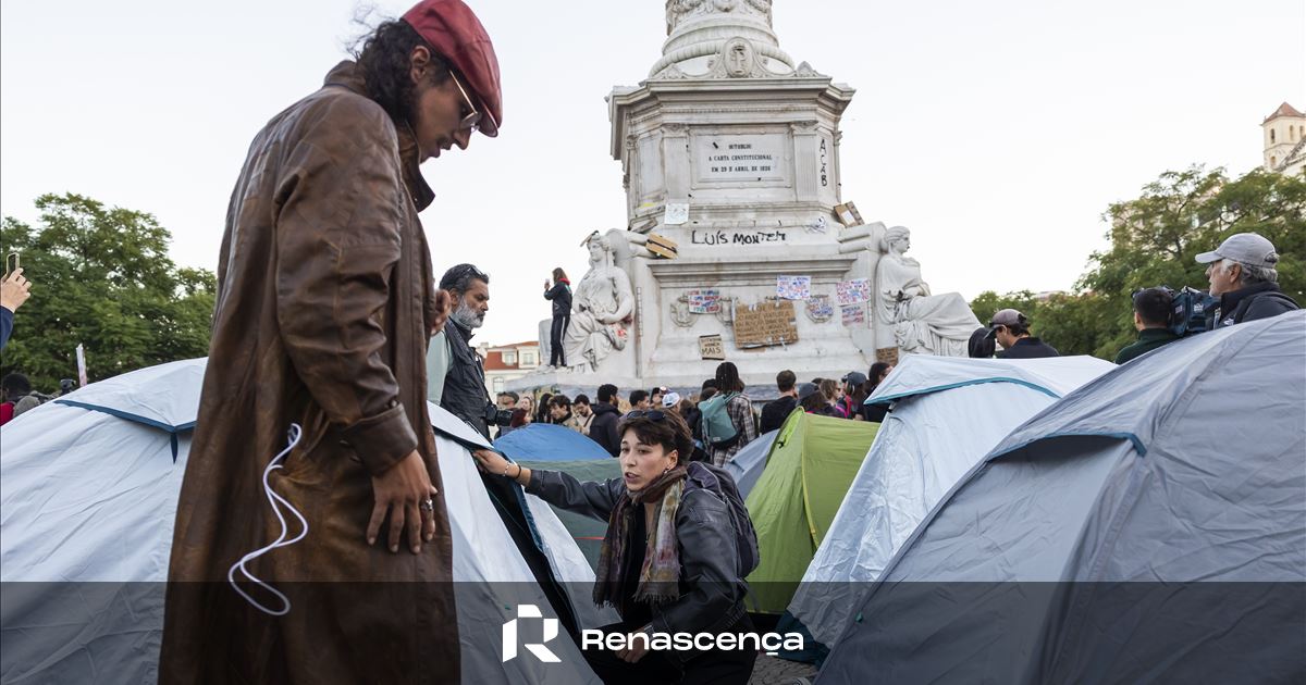 Milhares protestam pela habitação e montam tendas para passar a noite no Rossio