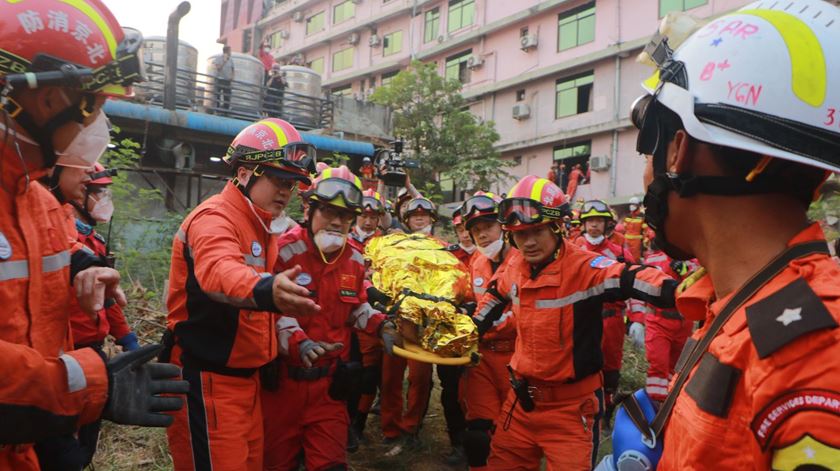 Número de mortes no sismo em Myanmar sobe para 3.145 Número de mortes no sismo em Myanmar sobe para 3.145