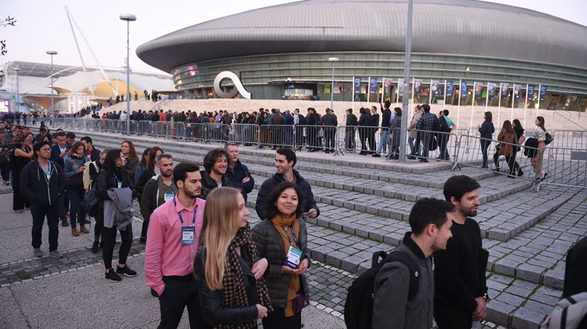 As filas para a entrada na Altice Arena no primeiro dia da Web Summit 2019. Foto: Cody Glenn/Web Summit