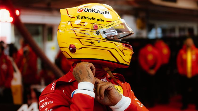 Lewis Hamilton voltou ao capacete amarelo para marcar a estreia pela Ferrari. Foto: Scuderia Ferrari